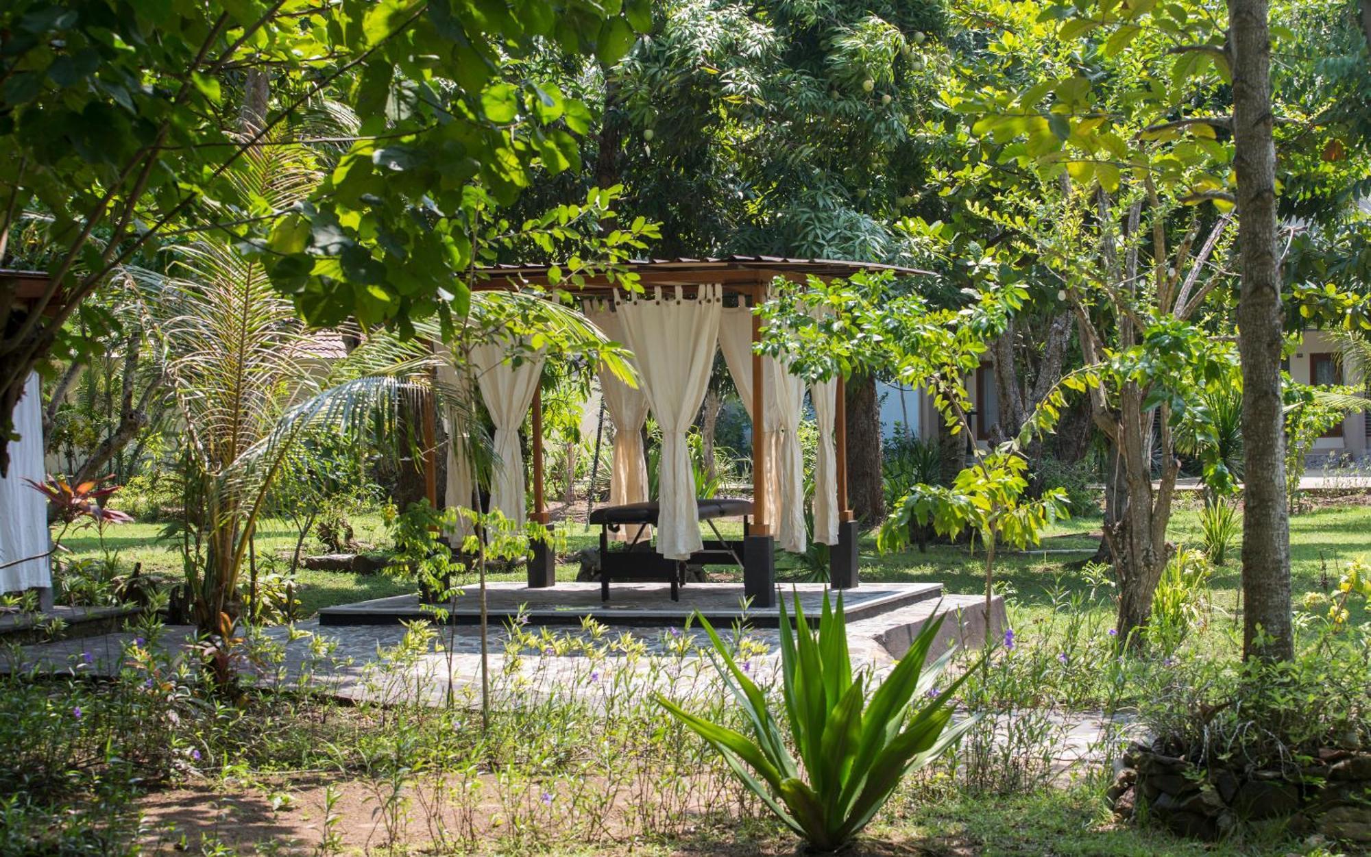 Puri Sari Beach Hotel Labuan Bajo Kültér fotó