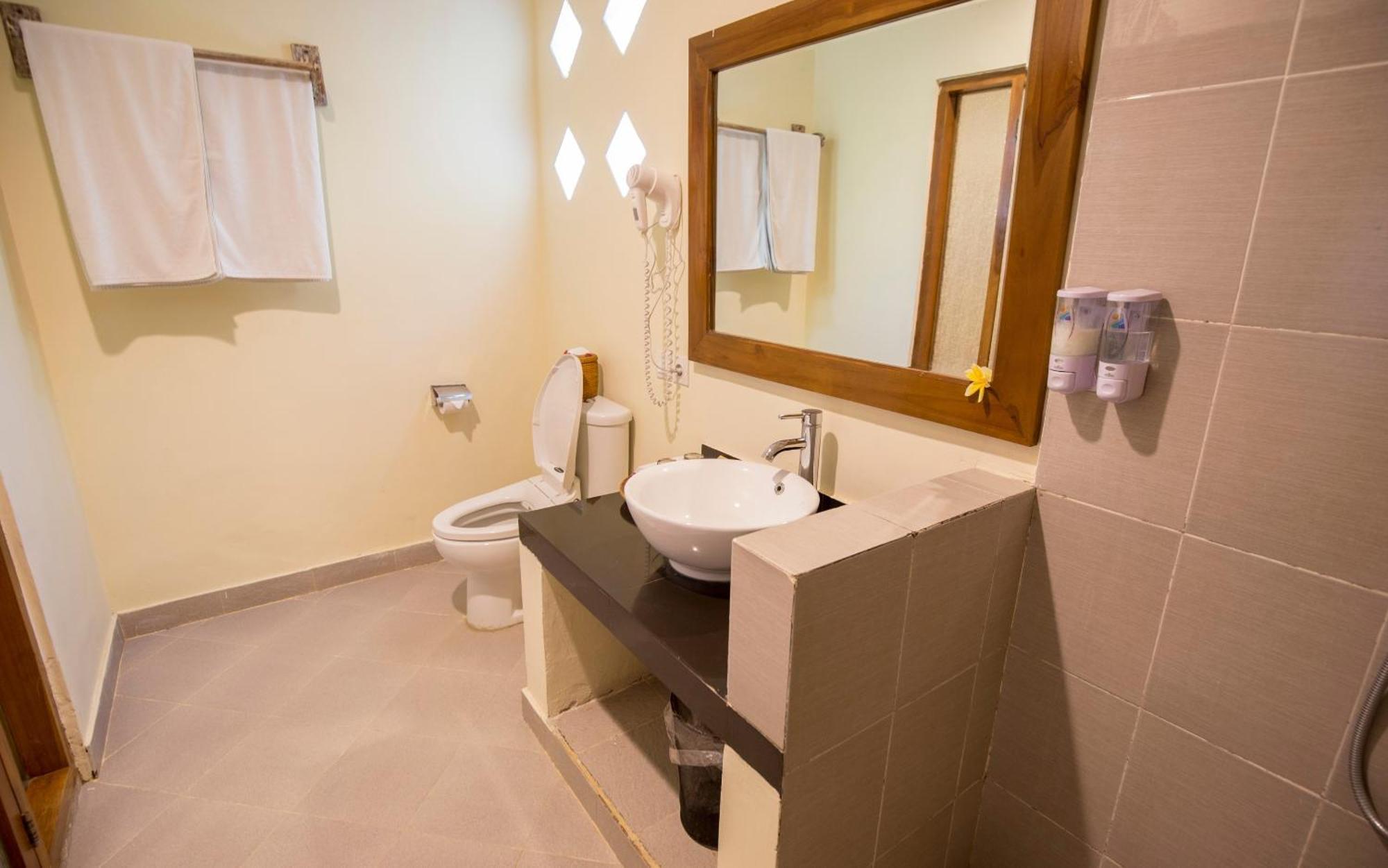 Puri Sari Beach Hotel Labuan Bajo Szoba fotó