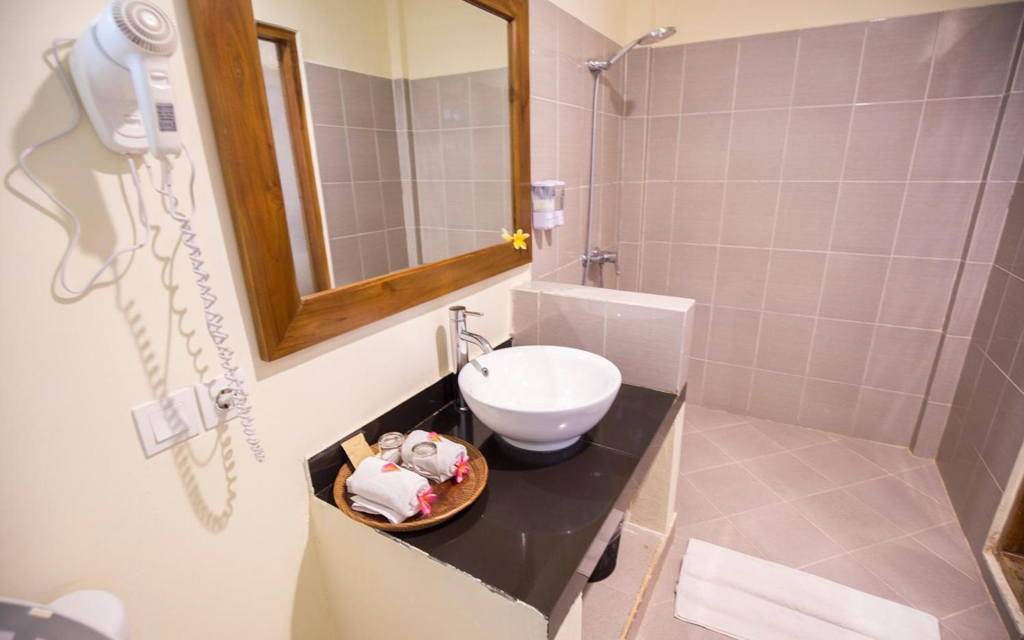 Puri Sari Beach Hotel Labuan Bajo Szoba fotó