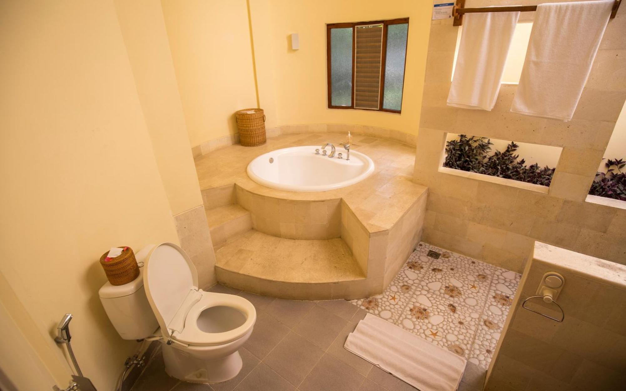Puri Sari Beach Hotel Labuan Bajo Szoba fotó