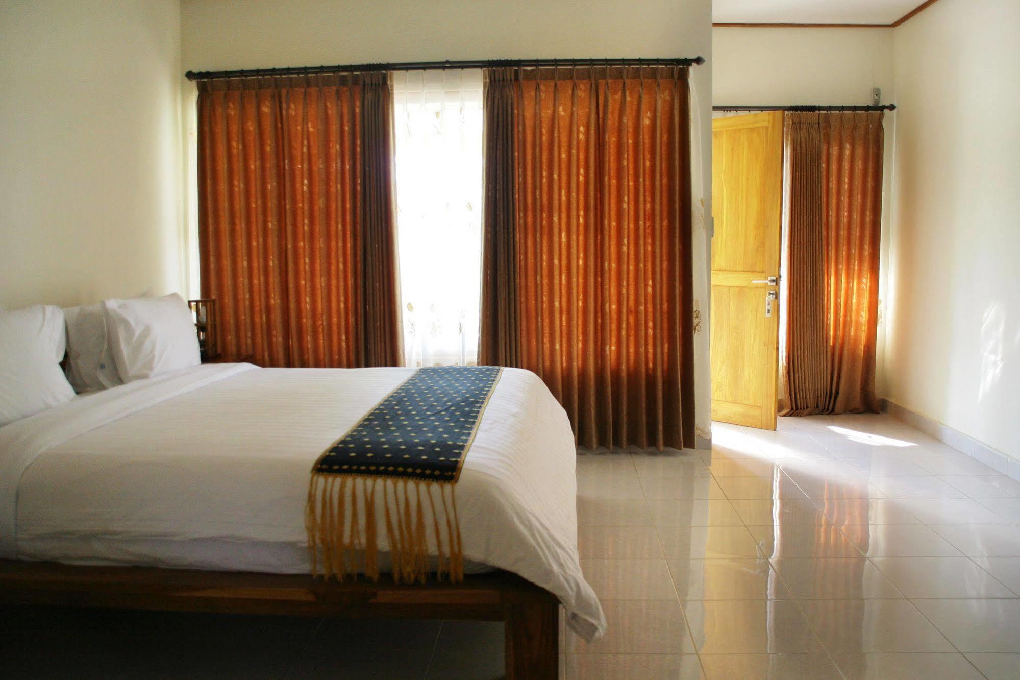 Puri Sari Beach Hotel Labuan Bajo Kültér fotó